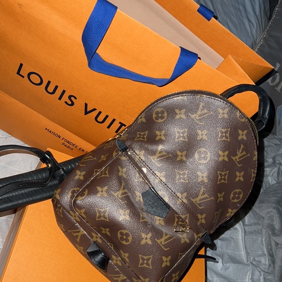 I’m selling my Louis Vuitton I have the receipt and box I got it for 2,400 - Picture 2 of 2